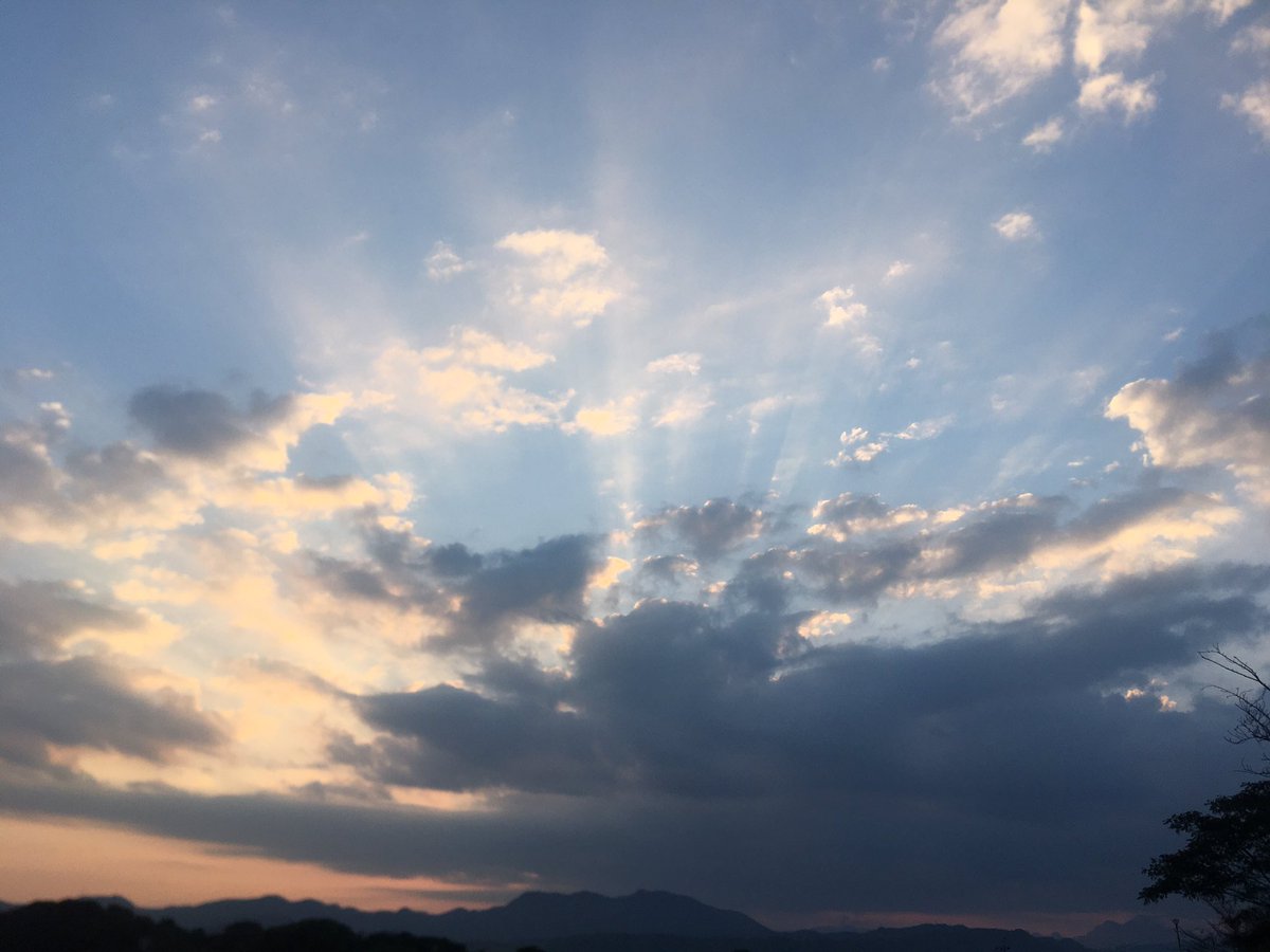 kigaku55's tweet photo. おはようございます❣️
天に向かって伸びる天使の梯子

今日も良い1日を https://t.co/jB78hTZApI
