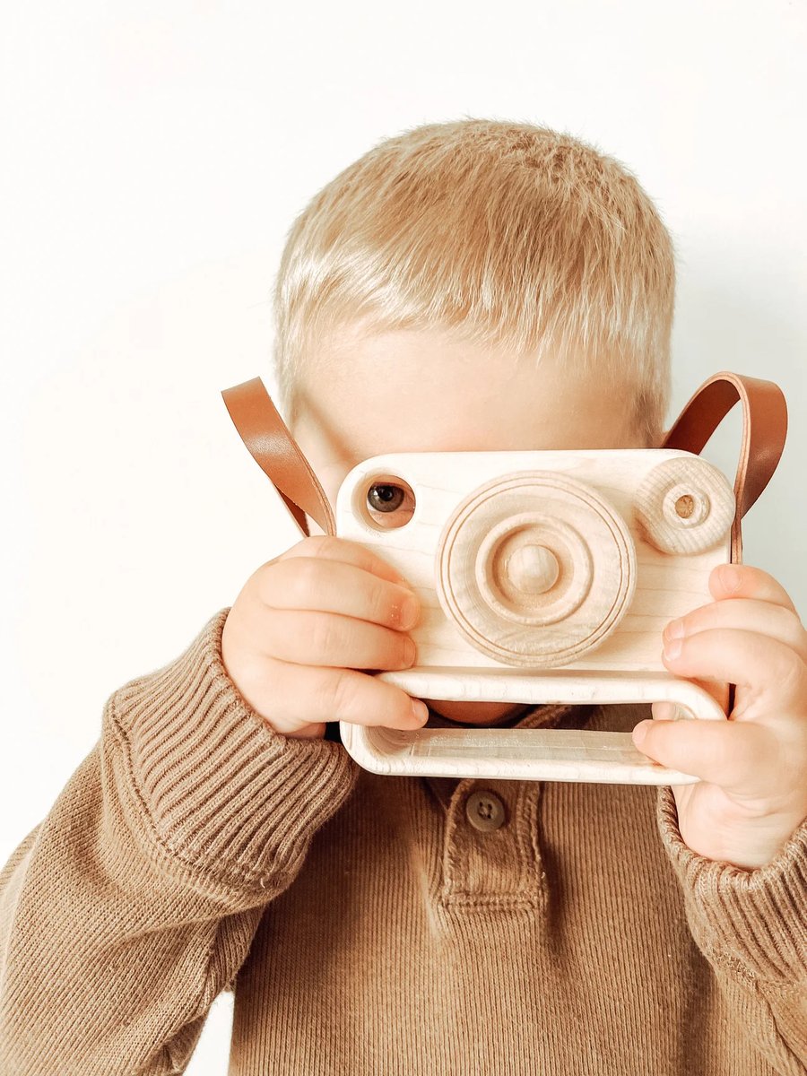PortParcelCo's tweet image. Capturing childhood adventures, one little click at a time! 📸🌟 #ImaginationInFocus #WoodenCameraAdventures #ChildhoodMagic #madeincanada #shopcanadian #montessorilife #montessoritoys #woodentoys #canadianmade #canadiankiddos #canadianchildhood