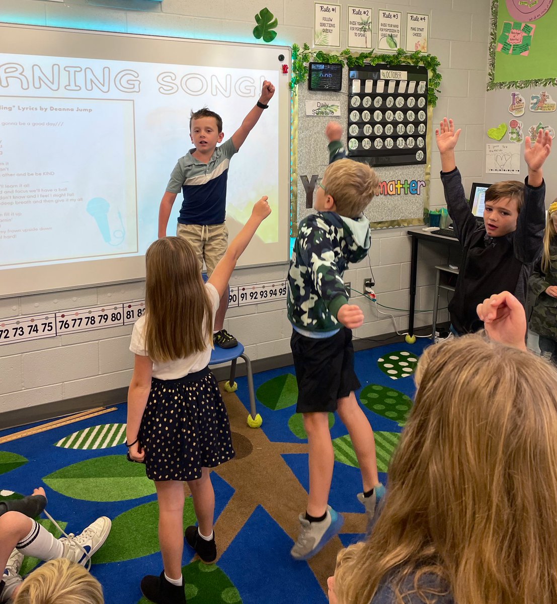 BUZZin2ndGrade's tweet image. Bark of the Week: When do you go at red and stop at green? #proudpelican #oftheweek #leader