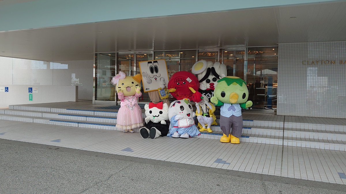 umenchi804's tweet photo. @Pashaslr 呉の商店街でイベントで来てました。

あとゆるキャラ祭りと艦隊展示会してました https://t.co/OUhgYXIcqu