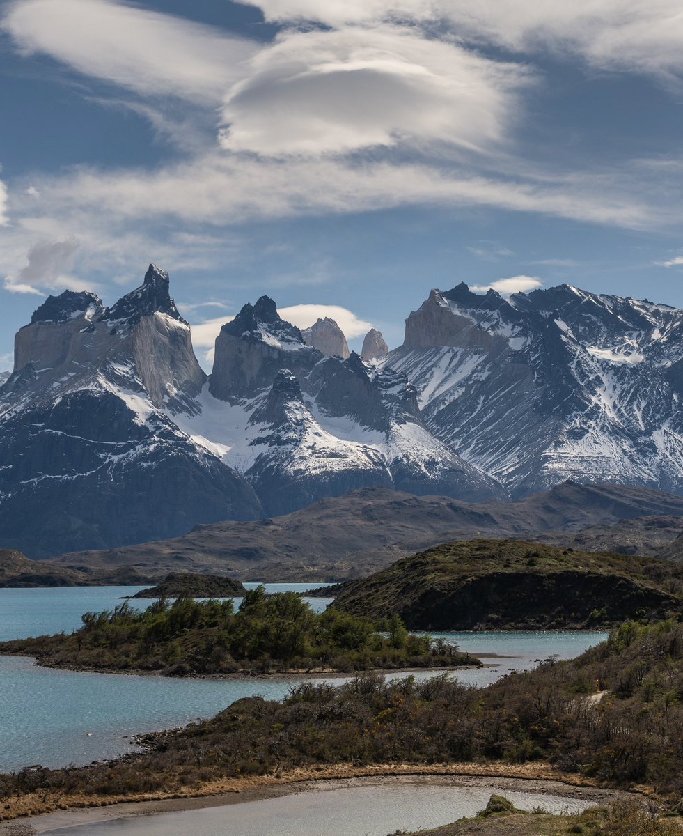 tdhalleine's tweet photo. Torres del Paine coronado con hermosas nubes : al fin llegó la primavera en la Patagonia (y esta increíble) 🌸 #Chile https://t.co/CZdGxYrEjM
