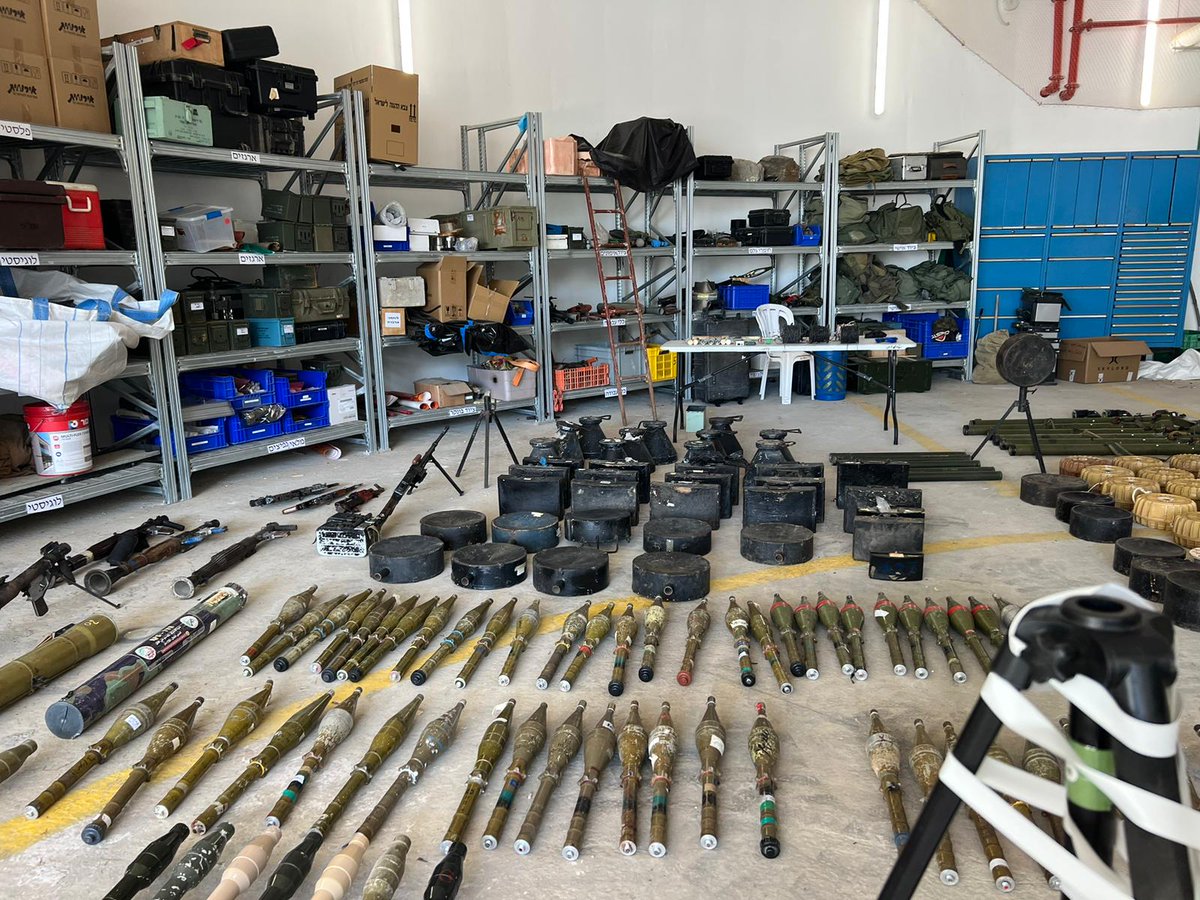 IsraelinSpanish's tweet photo. Estas son solo algunas de las armas que trajeron desde #Gaza los terroristas de #Hamas para su masacre contra los civiles israelíes. 

¿Qué aprendemos de estas fotos?
🔺Hamas entró a Israel con una misión clara: asesinar a la mayor cantidad de personas posible.
🔺Millones y millones de dólares ha invertido Hamas en armamento y su industria de muerte, en lugar de invertir en el desarrollo de #Gaza. 
🔺Hamas es una amenaza para la seguridad de Israel, la región y el mundo.

#HamasEsISIS
