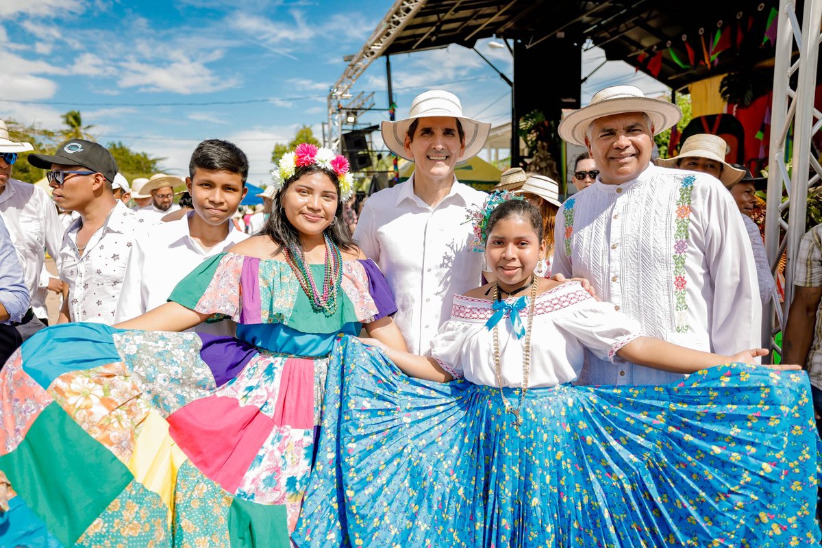 romuloroux's tweet photo. ¡Siempre contento de venir a visitar a mi gente de Antón! En esta ocasión, disfrutamos del Torito Guapo, festival lleno de tradición, así como del trabajo artesanal y folclórico de muchos panameños. #LoBuenoViene 🙌🏼 🤠 https://t.co/4yBfjdPy2s