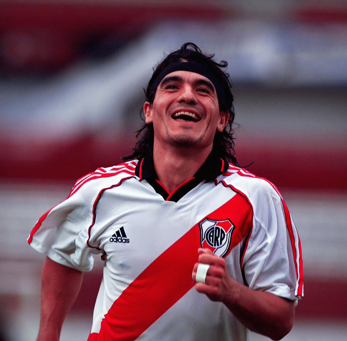 0800BLURRY's tweet photo. Es amor de madre la camiseta de River. Es sincero, es honesto y no hay otro amor mas puro. https://t.co/fqCbwSA6nz