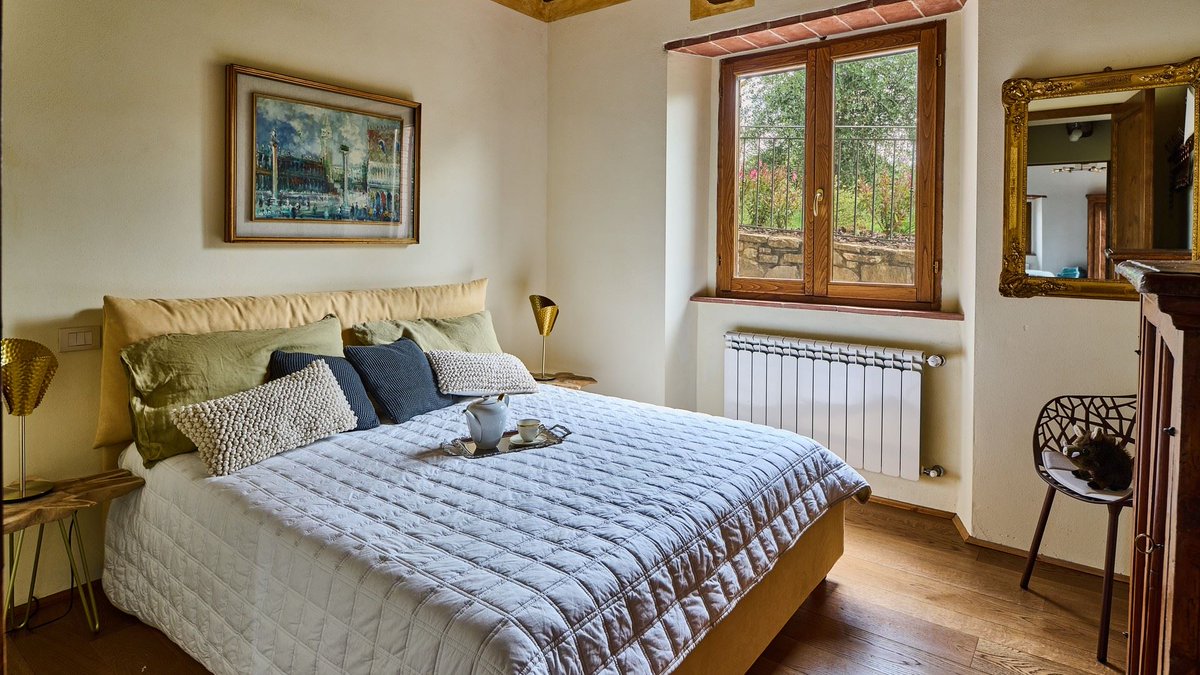 Stay at Cielo di Radda for your perfect retreat in the Chianti.  

This luxury villa is well-located for guests looking to explore the local medieval towns and wineries the Chianti offers. 

Learn more here:  loom.ly/bZgzr_k