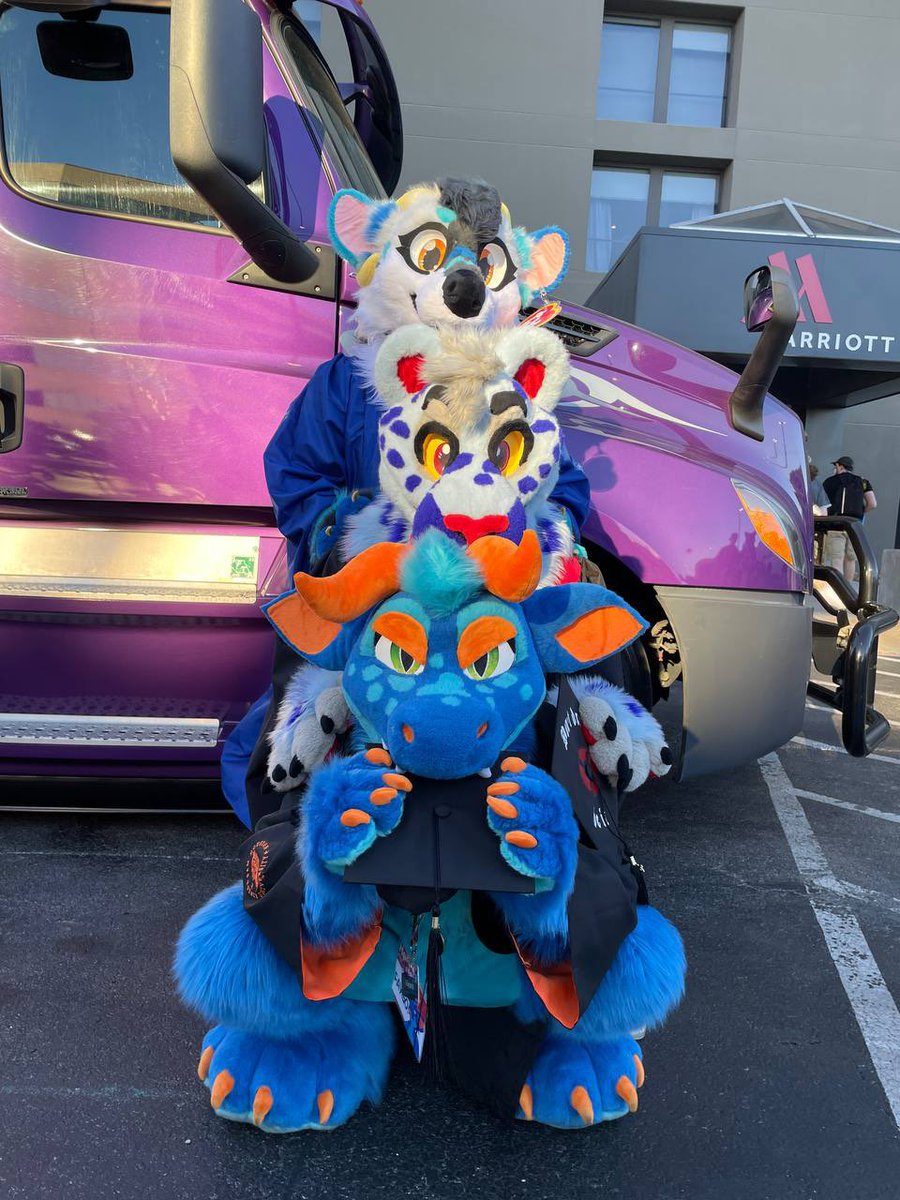 ArouraI's tweet photo. Had the most amazing time at @FurryInvasion 

Debuting Aroura was so fun and I can’t wait for many more cons! #furry #fursuiter @CrowWolfeArt @threebishes @PunkyIggy @timbermutt @ShiitakeMeow @ShadowIsFurred @goreyote +many more! https://t.co/DlQHefmfKr