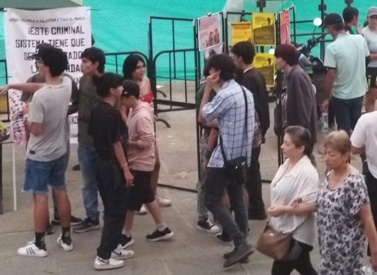 ComRevCo's tweet image. En el #FestivalDeLaTigra alzando la voz contra la agresión al pueblo palestino y discutiendo con varios de los asistentes sobre la necesidad y posibilidad de una alternativa radicalmente diferente. #PalestineGenocide #PalestinaLibre