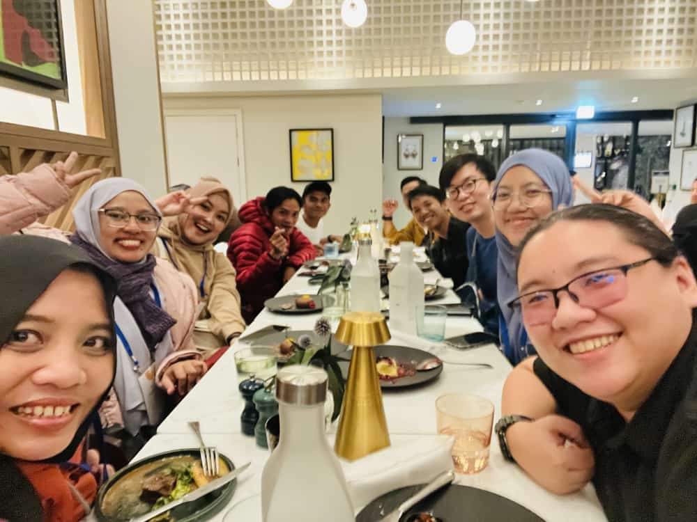 We had a great dinner with our CM and fellows PE Bahasa 🇮🇩 🤩😍💕 @GooglePEProgram Love you, Guys! #PESummit23 This is what I call teamwork! #GoogleProductExperts ✨ I'm so excited to start to learn with you... 🤩
