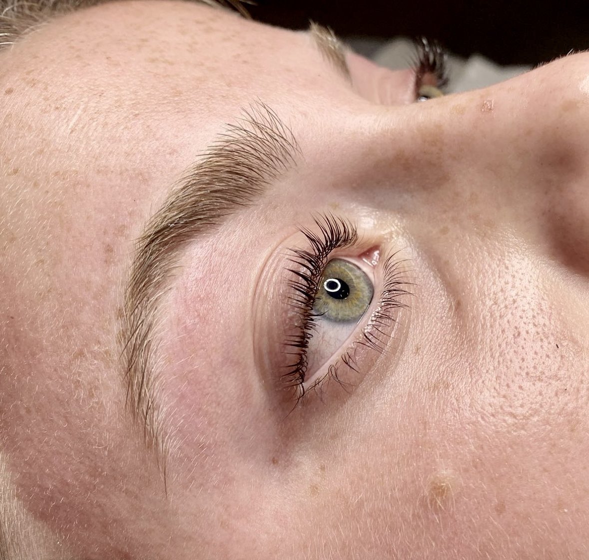 TranquilityNH's tweet image. Lash lift and brow shaping by Gloria! ❤️

#lashlift #lashlifting #brows #eyebrows #eyebrowshaping #exeternhesthetician #exeternhsalon