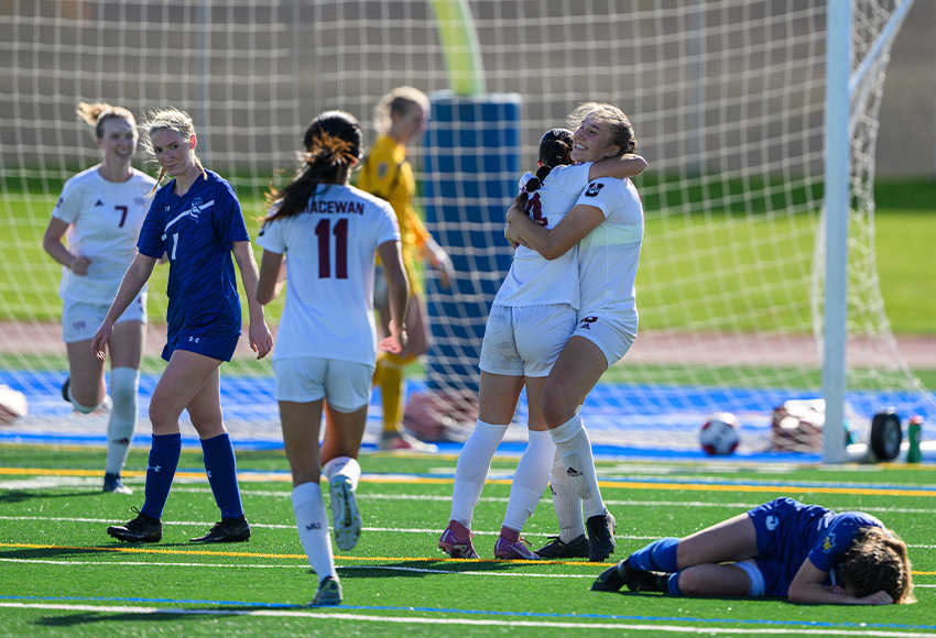 W⚽️| RECAP
@GriffinsSoccer overcomes adversity - facing strong winds in season finale - to beat <a href="/UofLPronghorns/">Pronghorn Athletics</a> 2-1 and clinch top spot in the <a href="/CanadaWest/">Canada West</a> Prairie Division.
#GriffNation
📷 Lethbridge Sports

STORY➡️macewangriffins.ca/sports/wsoc/20…
