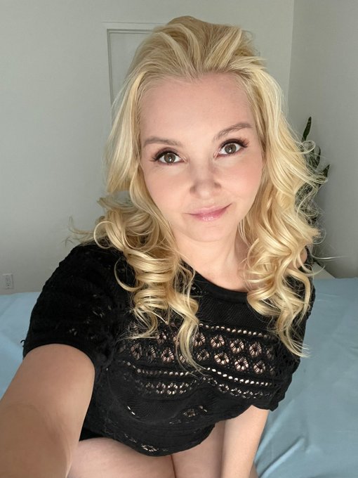 No filter, no lights, and no hairbrush. This is me. Flaws and all. https://t.co/FIi8PInR0W