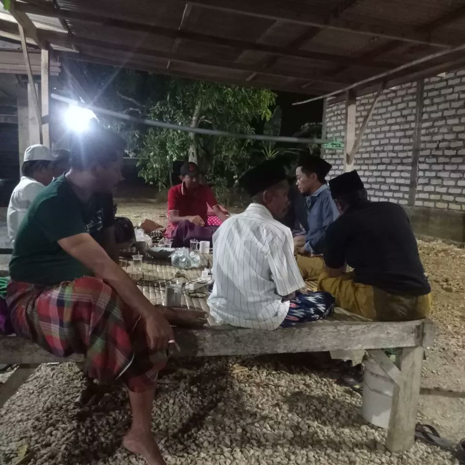 AanDianSumarwan's tweet photo. #GuyubRakyat dan bermalam di Desa Manonggal Bangkalan Madura  - Bersama #RakyatBertani hadirkan #KedaulatanPangan 

Tim 7 @jokowi https://t.co/DonLafdHal