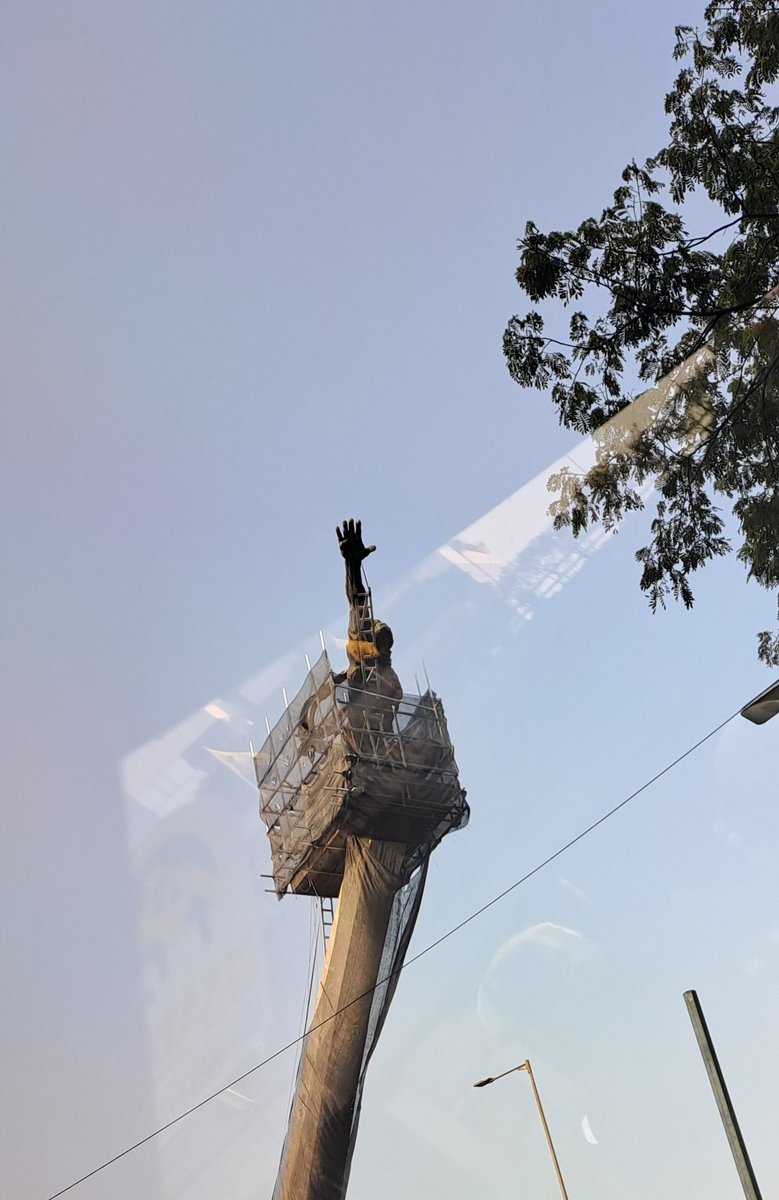 goedir's tweet image. Patung pancoran lagi BAB lupa bawa sabun