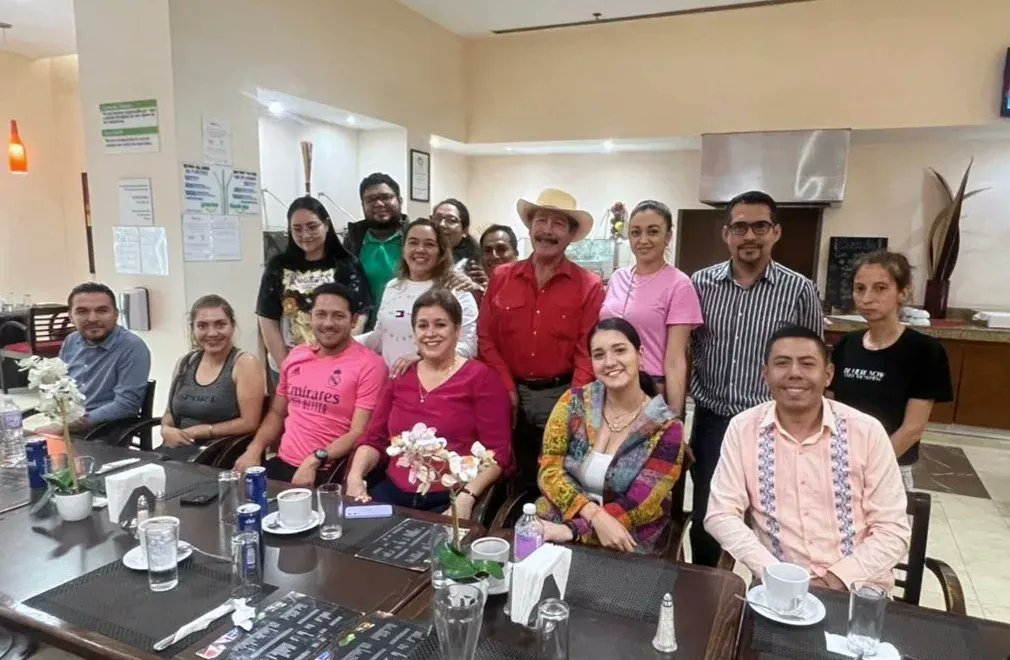 RJXMMichoacan's tweet photo. Esta tarde nuestra Dirigente Estatal @Bren_GarnicaM participo en la reunión de trabajo con el Comité Municipal del PRI en Uruapan con la finalidad de sumar esfuerzos a los trabajos en el municipio. 

#SomosRed https://t.co/52KfKgItIe