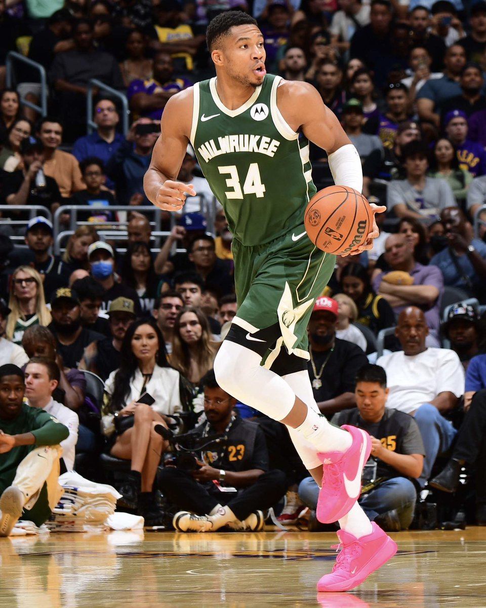 giannis wearing his shoes