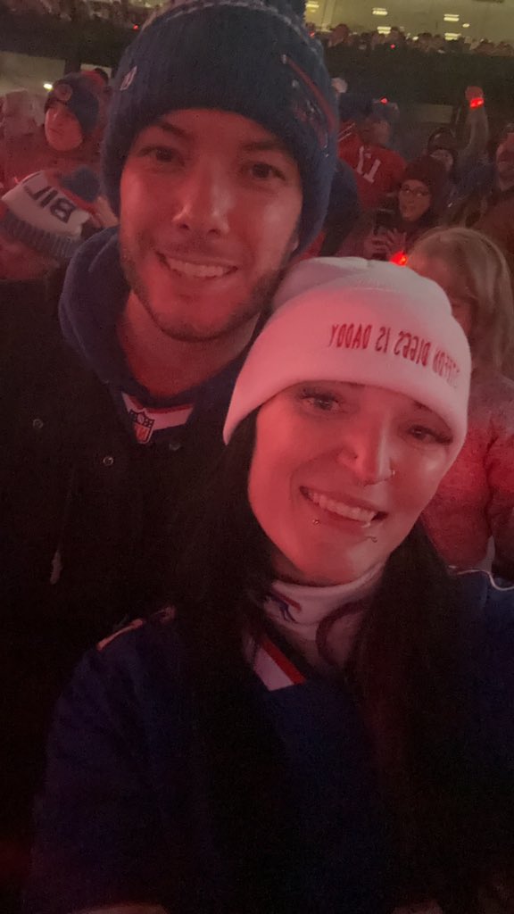 jess_buczkowski's tweet photo. #BillsSelfie https://t.co/GNA222xcSC