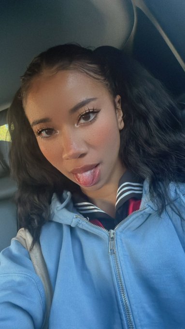 On my way to do a live with Willow and Vic! Come watch us make eachother cum 💕💦 starting at 5:30PM PST