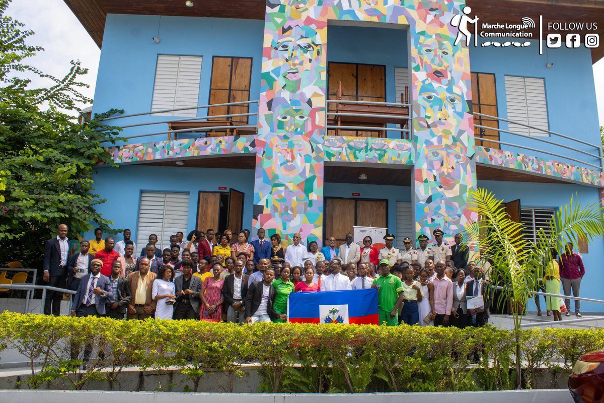 JackyLumarque's tweet image. Mwen te kontan reponn prezan pou @UQuisqueyaHaiti  nan resevwa pri AYITI GEN MOUN ke oganizasyon jèn NOU PREZAN tap remèt bay 2 lòt enstitisyon: PNTH avèk RTVC. 2 lòt jèn pèsonalite te resevwa menm pri sa a: Djina Delatour ak Wilky Toussaint.

Ayiti gen moun. Nou pap kite…