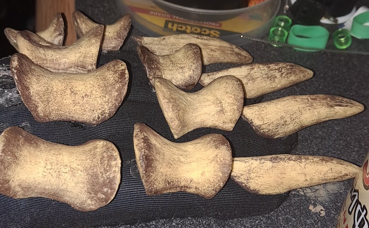 CommanderDB's tweet image. have to hold my hand like this until the glue dries enough...  DRY FASTER!!