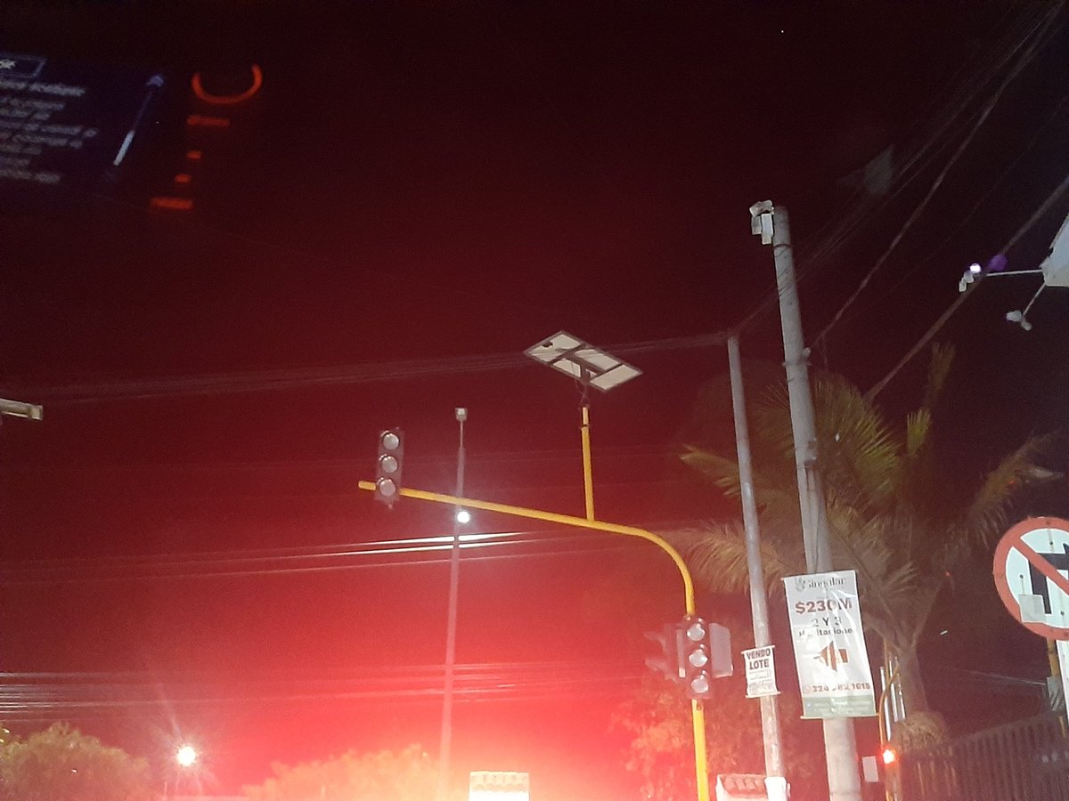 anat_mora's tweet photo. @alcajica Meses sin funcionar en horas de la tarde y noche, el semáforo de la calle 2 Sur con carrera 6, frente a la Pompilio. https://t.co/8Ija5yvqvM