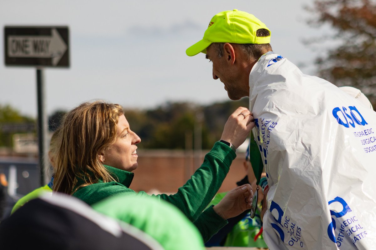 aleahmll's tweet image. Zdeno Chára after the #BaystateMarathon today, receiving his medal and having a chat with race director Michelle Zambino. See more photos from the race in the Lowell Sun online tonight and in print tomorrow!