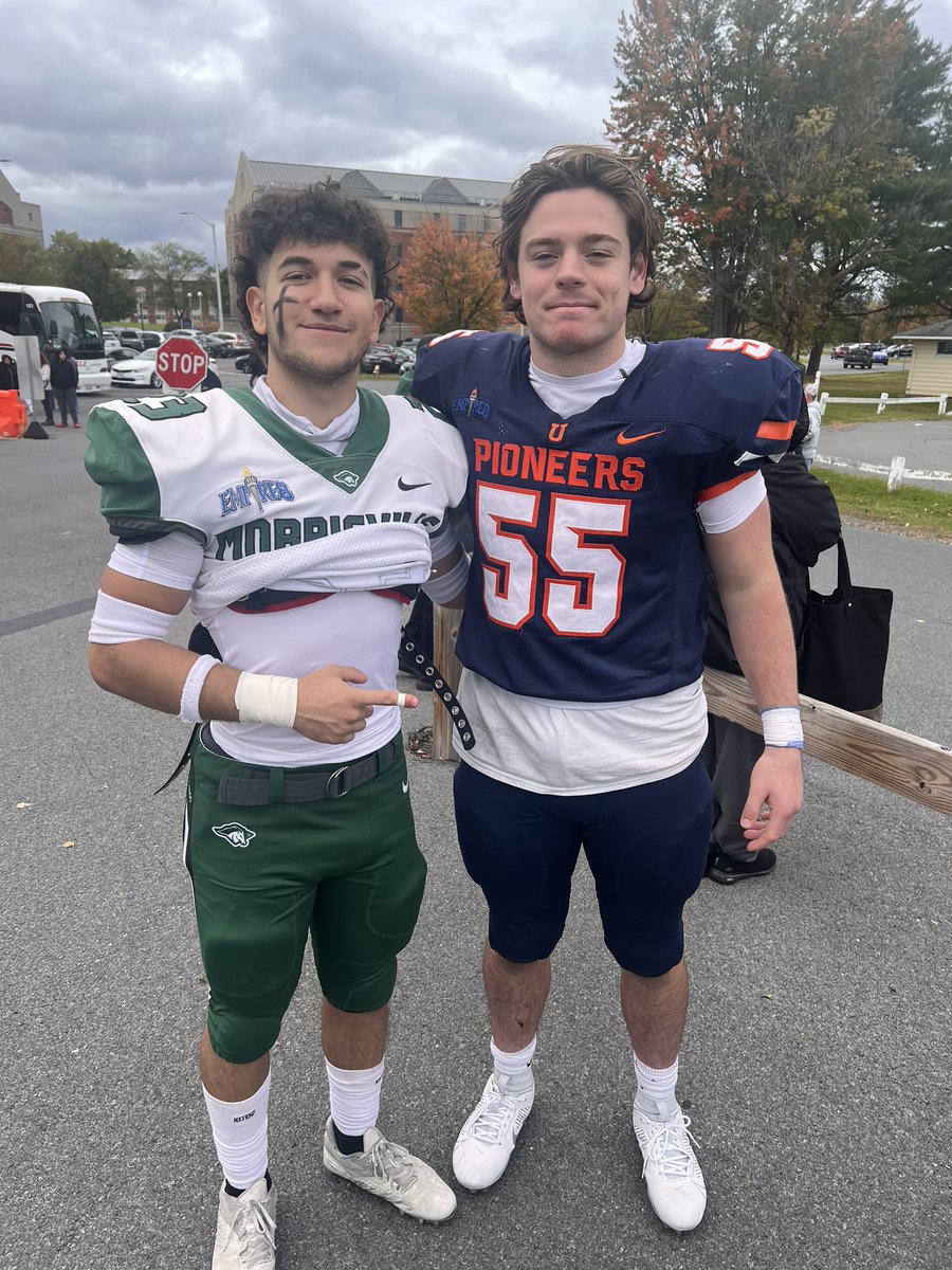 GalleryTyler's tweet photo. This picture brought tears to my eyes! These young men are such phenomenal human beings and after battling it out on the field they made sure to show love and not forget we’re they came from! o pride !! https://t.co/ee6wX1UVNd