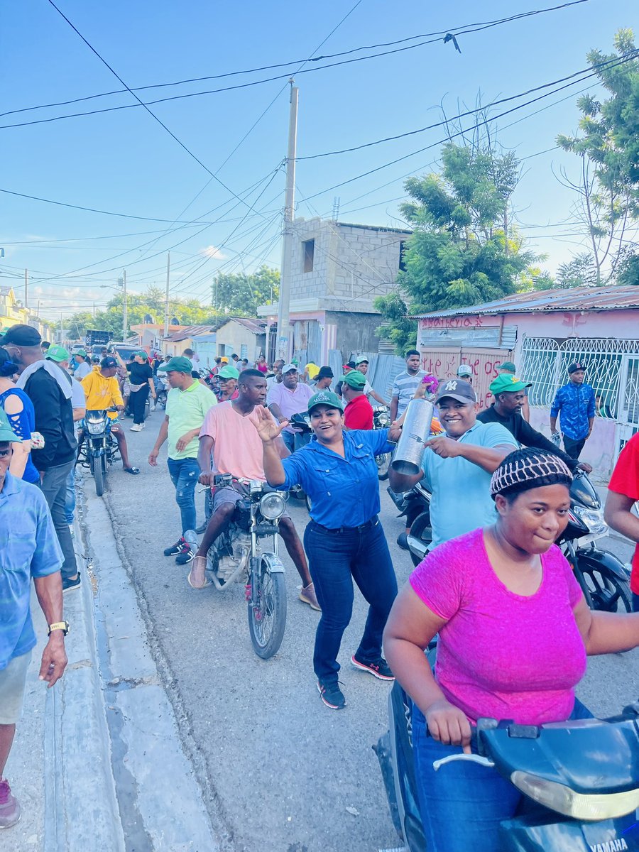 anitabritogil's tweet photo. Caminando las calles del sector la bombita el trabajo no se detiene ¡Seguimos construyendo el camino del triunfo! #AnaBritoDiputada #ComprometidaConAzua #FuerzaDelPueblo #AzuaRD @LeonelFernandez @henry_meran @radhamesjimenez @Edhoarda22 @RamirezSiano @ConLeonel1 https://t.co/S8ckMnx9kf