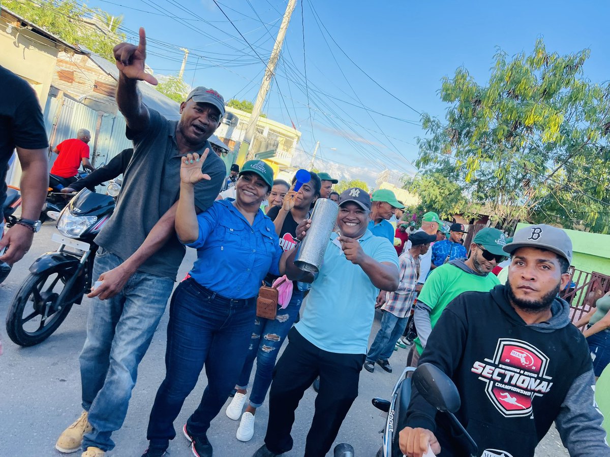 anitabritogil's tweet photo. Caminando las calles del sector la bombita el trabajo no se detiene ¡Seguimos construyendo el camino del triunfo! #AnaBritoDiputada #ComprometidaConAzua #FuerzaDelPueblo #AzuaRD @LeonelFernandez @henry_meran @radhamesjimenez @Edhoarda22 @RamirezSiano @ConLeonel1 https://t.co/S8ckMnx9kf