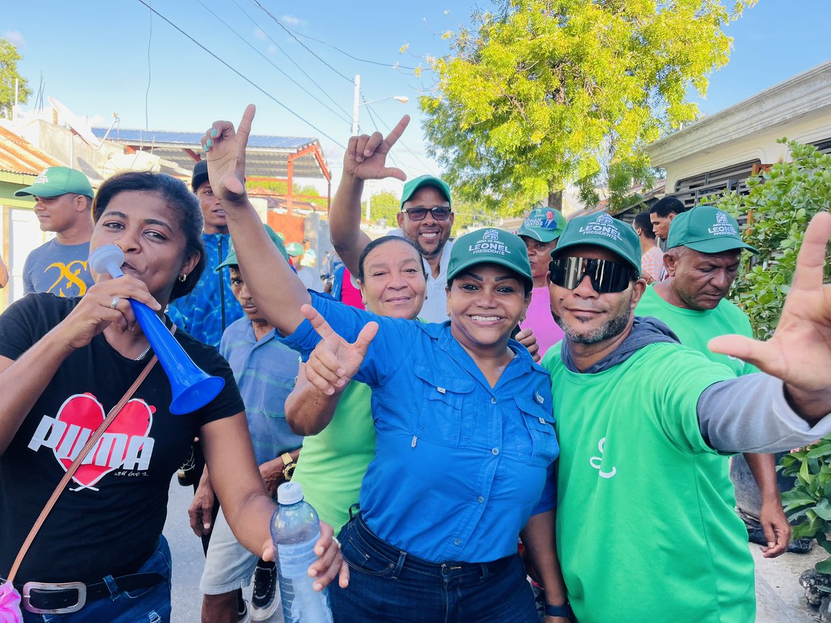 anitabritogil's tweet photo. Caminando las calles del sector la bombita el trabajo no se detiene ¡Seguimos construyendo el camino del triunfo! #AnaBritoDiputada #ComprometidaConAzua #FuerzaDelPueblo #AzuaRD @LeonelFernandez @henry_meran @radhamesjimenez @Edhoarda22 @RamirezSiano @ConLeonel1 https://t.co/S8ckMnx9kf