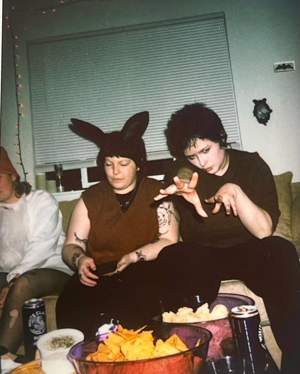 celticbleeding's tweet photo. Snippets from our Friday the 13th housewarming 🎃🖤🦇🌙 https://t.co/pLPeLBRrtP