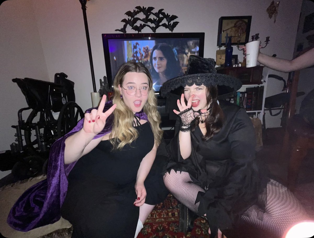 celticbleeding's tweet photo. Snippets from our Friday the 13th housewarming 🎃🖤🦇🌙 https://t.co/pLPeLBRrtP