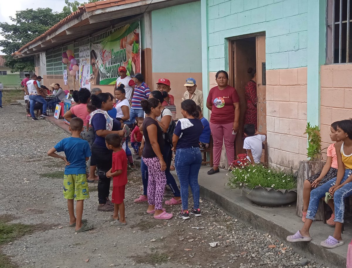 IDENNA Portuguesa, presente en jornada Plan Amor en Acción en atención a Víctimas de la Guerra Económica en la Base de Misiones El Gateao, mcpio. Santa Rosalía, ofreciendo información sobre los programas de esta institución