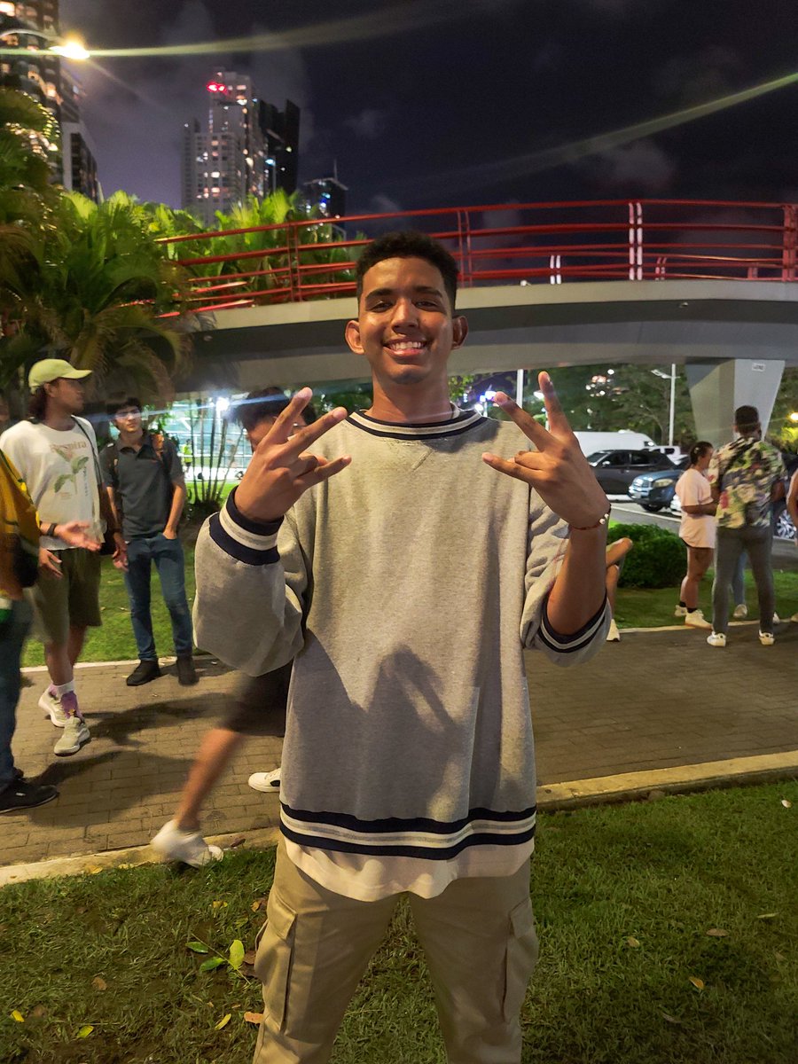 fri_freestyle's tweet image. El día de hoy, #Dachin🥇 venció en la final a #Tavo y se convirtió en el Campeón de la Última Oportunidad en la región #Metropolitana. 🏆
-
De esta manera se clasifica a la Final Nacional de #BatallaDeFronteras, rumbo a #PacheRing. 🇵🇦🇵🇪
-
#Chorrera #Freestyle #Rap