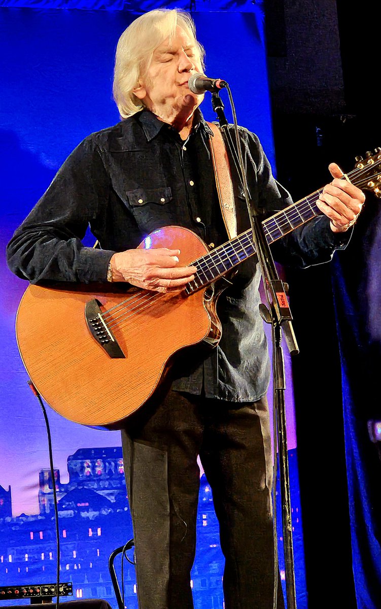 As expected, another stellar solo show by #JustinHayward 💙back in NYC last nite. Always a treat to see/hear the voice of the #MoodyBlues in concert. AND, we got to sing Happy B'day🎂🎈🍾to him as well. @TimMorrissey8 these are 4 u...and my fellow MB/JH fans 'out there somewhere'