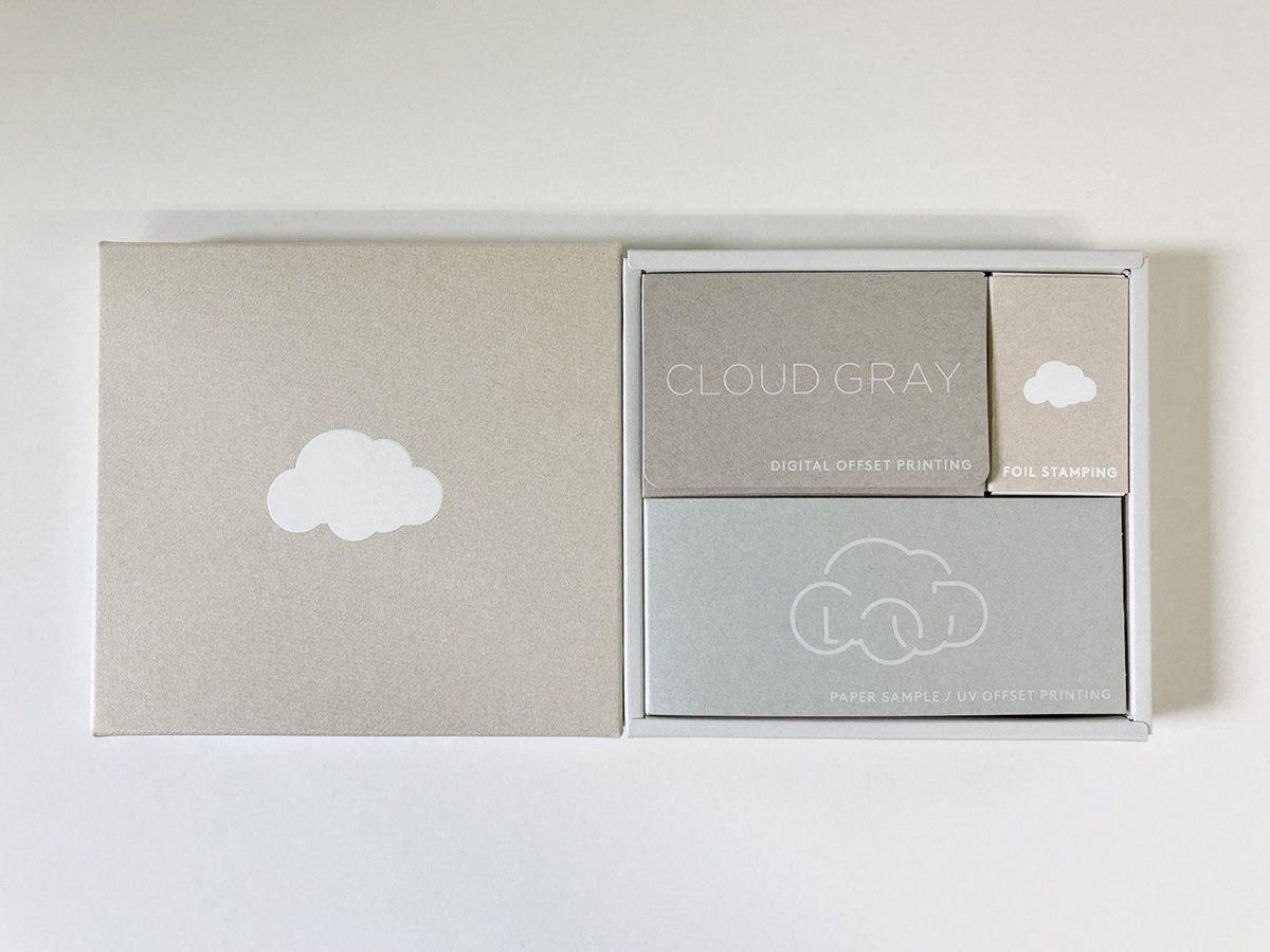 fujiya_package's tweet photo. 大和板紙さんの新製品"CLOUD GRAY"のおしゃれな加工見本帳セットをいただきました✨️
グレーと白のリバーシブルの板紙との。印刷サンプルに箔押しサンプルなどなど、盛り沢山です!!
☁️\(⁎˃ᴗ˂⁎)/かわいい〜!!
エコでおしゃれなパッケージが作れそうです🎁✨️
#大和板紙 #CLOUDGRAY https://t.co/IkmL3ONa2l