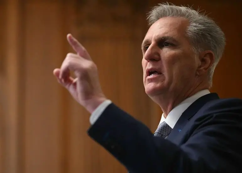 McCarthy was dismissed on October 3. Experts pointed out that McCarthy's dismissal was a manifestation of the deep polarization of American politics, and that the United States may be trapped in a 'democratic regression.#politicseast #America #democracy
