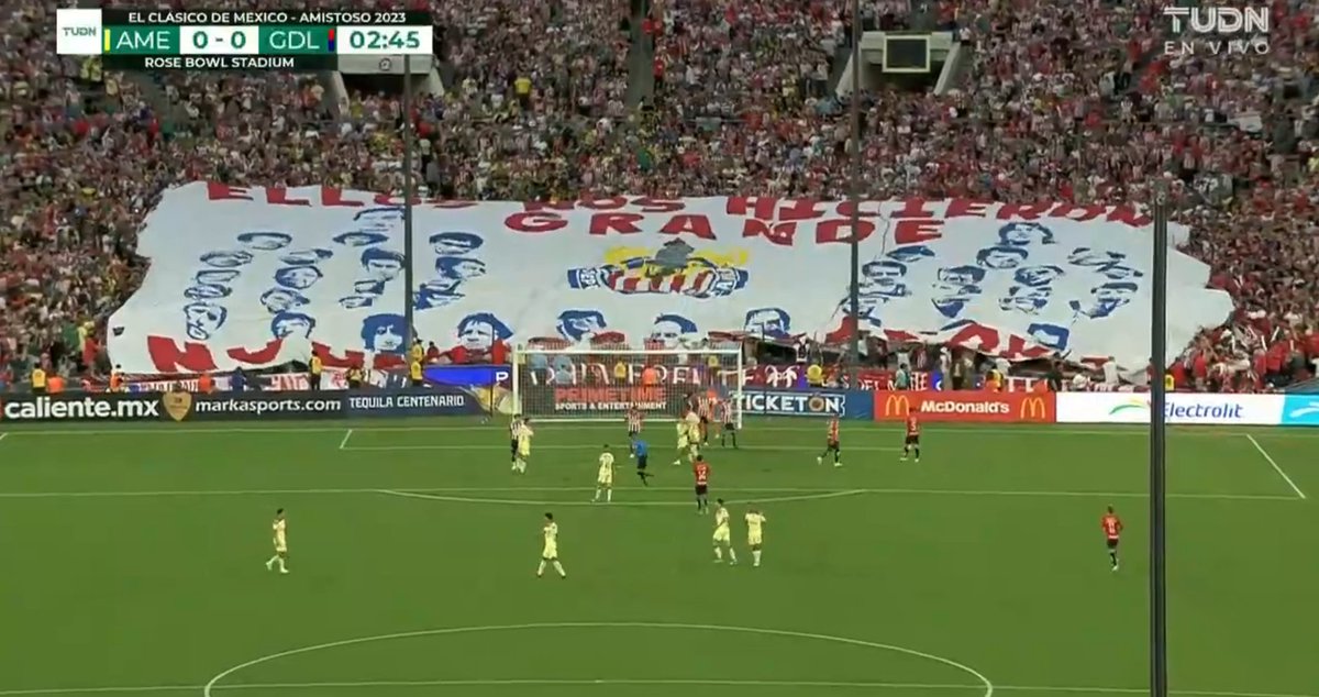 Juampachabal03's tweet photo. Que raro, los de @TUDNMEX no pasaron completo el tifo de la gente de Chivas en Los Angeles que dice:

"Ellos (campeonísimo) nos hicieron grandes, no una televisora" https://t.co/rhBGTaPMip