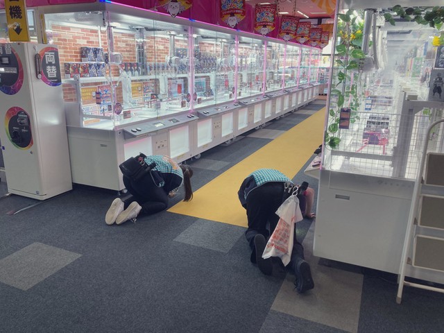 livedoornews's tweet photo. 【すぐ発見】行方不明のルンバ、従業員がゲーム機のぞき込み捜索「土下座してるかと思った」
https://t.co/vUW6rS7PZ3

ゲームの下に入り込むなどで頻繁にいなくなるそう。従業員は「がんばってくれてはいるんですけど、掃除が助かるというより、手間の方がかかっていますね（笑）」と話す。 https://t.co/keCS8jg9AS
