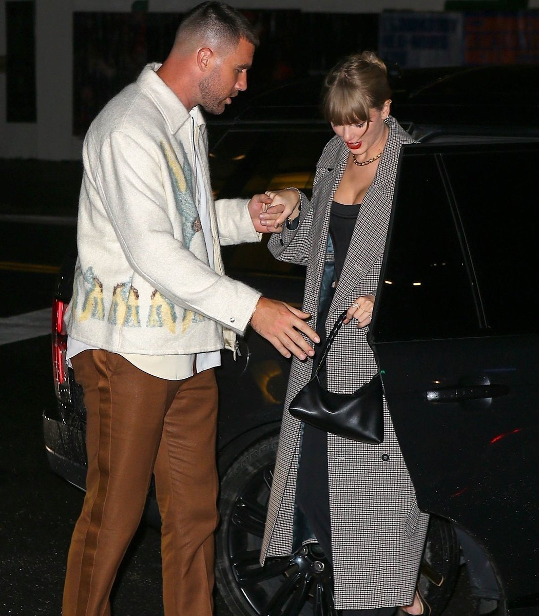 swifferupdates's tweet image. 📝| Travis Kelce was reportedly very attentive and affectionate with Taylor at the SNL afterparty, continually checking in with her throughout the night 😊

He was "putting his hand on her lower back or putting his hands on her waist and then they would do a little kiss" then…