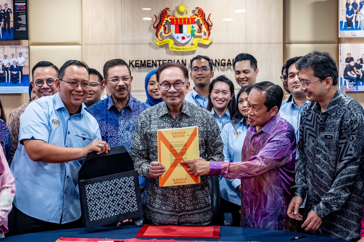 PERBANDINGAN BELANJAWAN - PMX <a href="/anwaribrahim/">Anwar Ibrahim</a> vs Perikatan Nasional 

1/ PMX Berjaya Mengurangkan Belanjawan Defisit 

2021 - 6.5% ( Muhyiddin ) 
2022- 5.6% ( Ismail Sabri ) 
2023 - 4.9% ( Anwar ) 
2024 - 4.3% ( Anwar ) 

2/ Subsidi Rakyat Tertinggi 

2021 - RM 28 Billion (