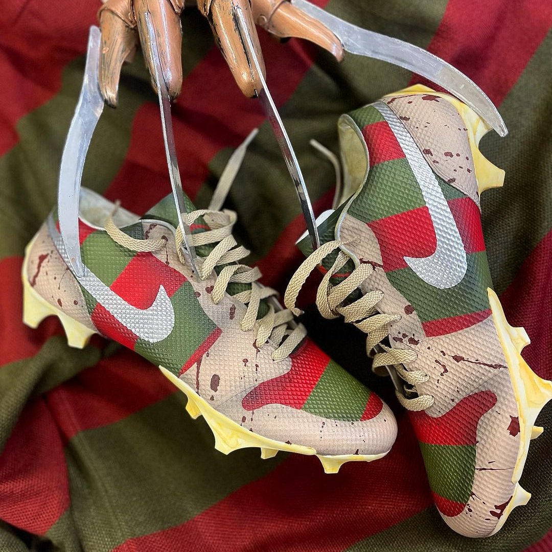 Stefon Diggs with the custom Freddy Krueger cleat by <a href="/MACHE275/">Mache</a> 🔪