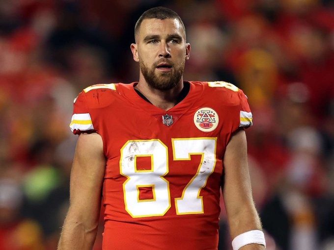 ounedself's tweet image. A source tells ET about Travis Kelce being protective of Taylor Swift at an SNL afterparty they attended together:  “At one point, he actually told her security guard that he could step aside, like he’d take it from here”🥰