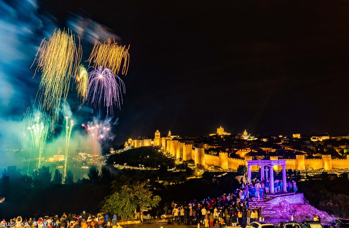 Preciosos los fuegos artificiales de este año 😍 #Ávila  #SantaTeresa @CyLExcelente <a href="/Avila_Spain/">ÁvilaSpain (FB)</a>