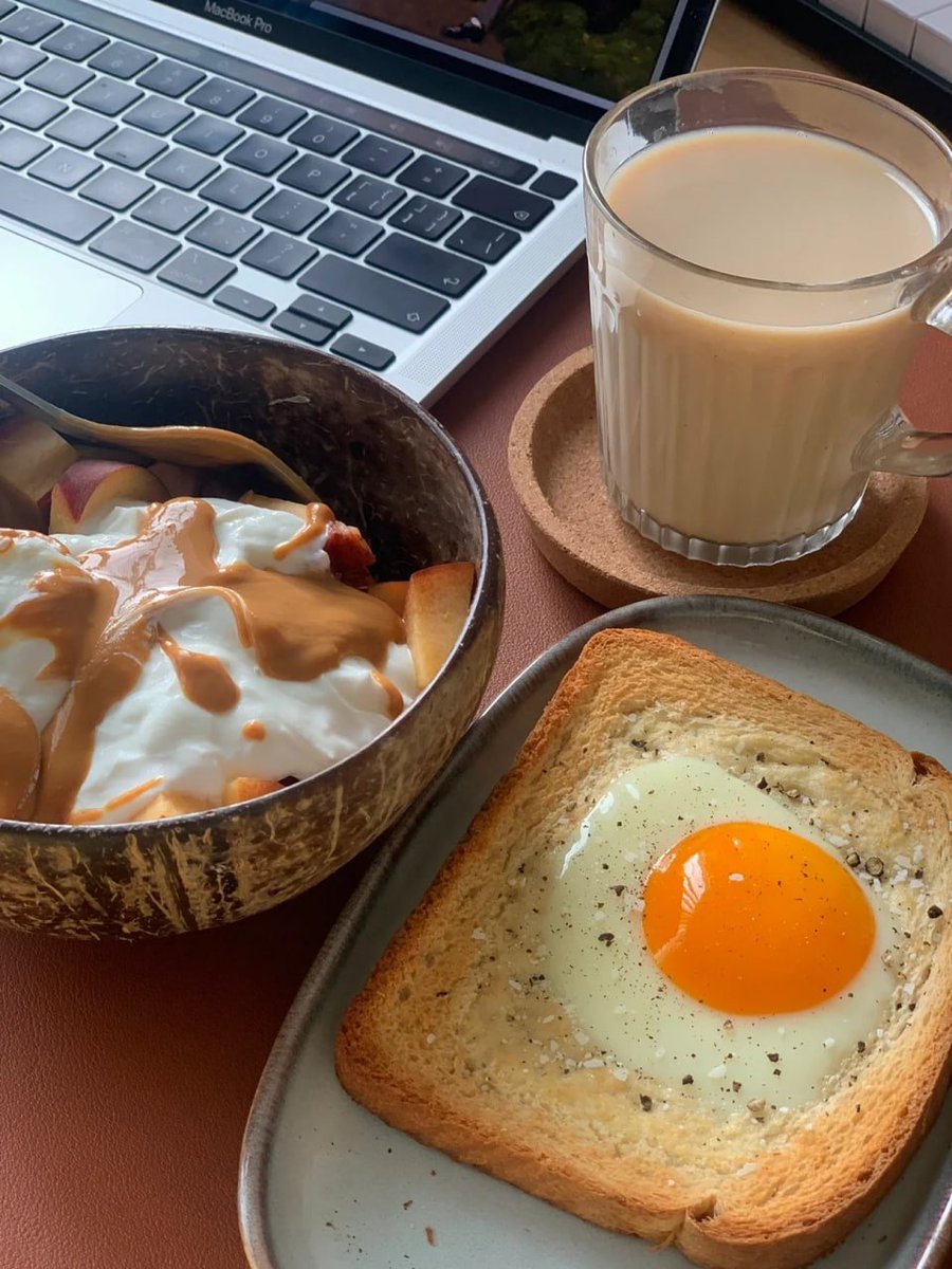 SlantedGaming's tweet photo. Delicious breakfast in my office😋 https://t.co/ufscpvSk82