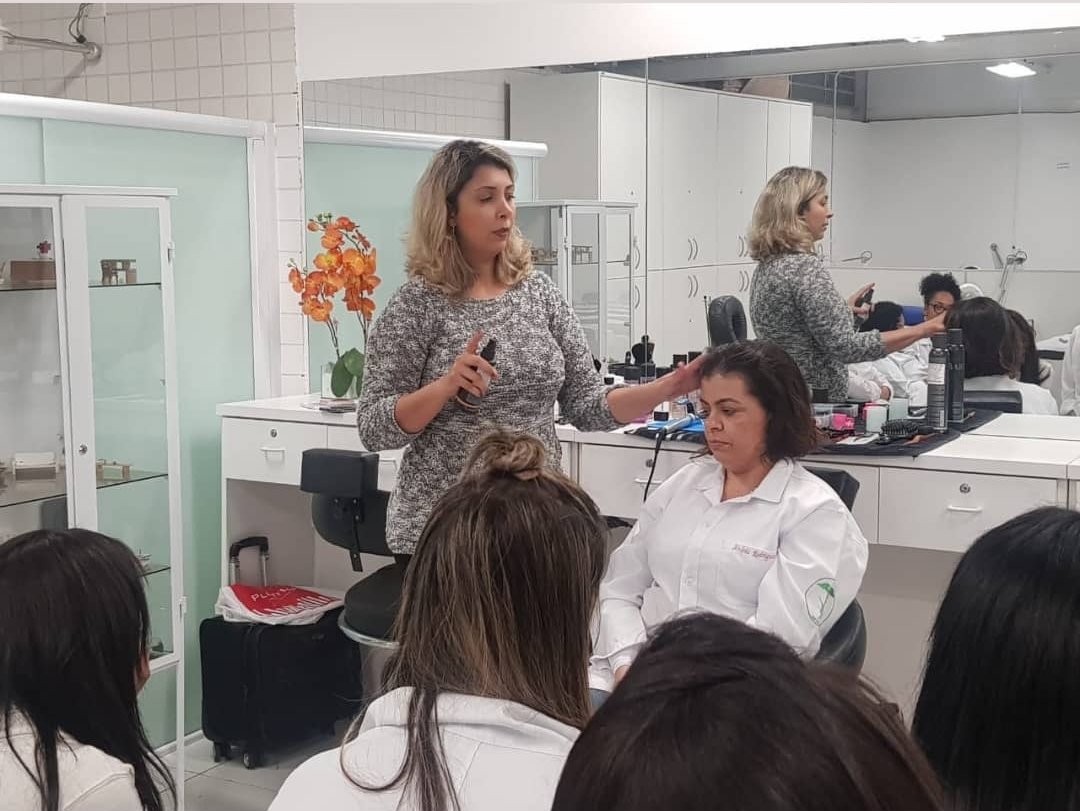 priclaudia's tweet photo. Hoje é Dia do Professor, profissão que eu escolhi ter desde muito nova. Comecei a dar aulas quando tinha 16 anos, e até hj me sinto muito feliz quando realizo essa atividade. Na foto, eu, antes da pandemia, dando uma aula na UNIP Alphaville. https://t.co/1cqqlgmnu2