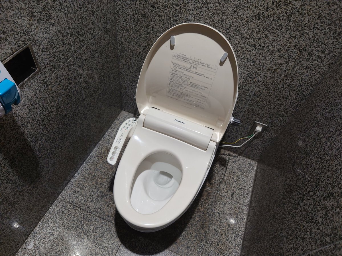 ぐるぐる倉庫菊陽店の男性用トイレの便座がクリーンウォッシュと ぐるぐる倉庫菊陽店の男性用トイレの便座がクリーンウォッシュと