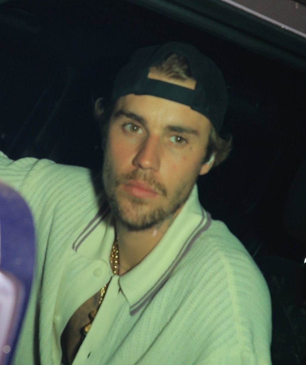 drewlegend_'s tweet photo. te entiendo selena gomez, si justin bieber fuera mi ex también no lo superaría nunca https://t.co/9nbeeALHEq