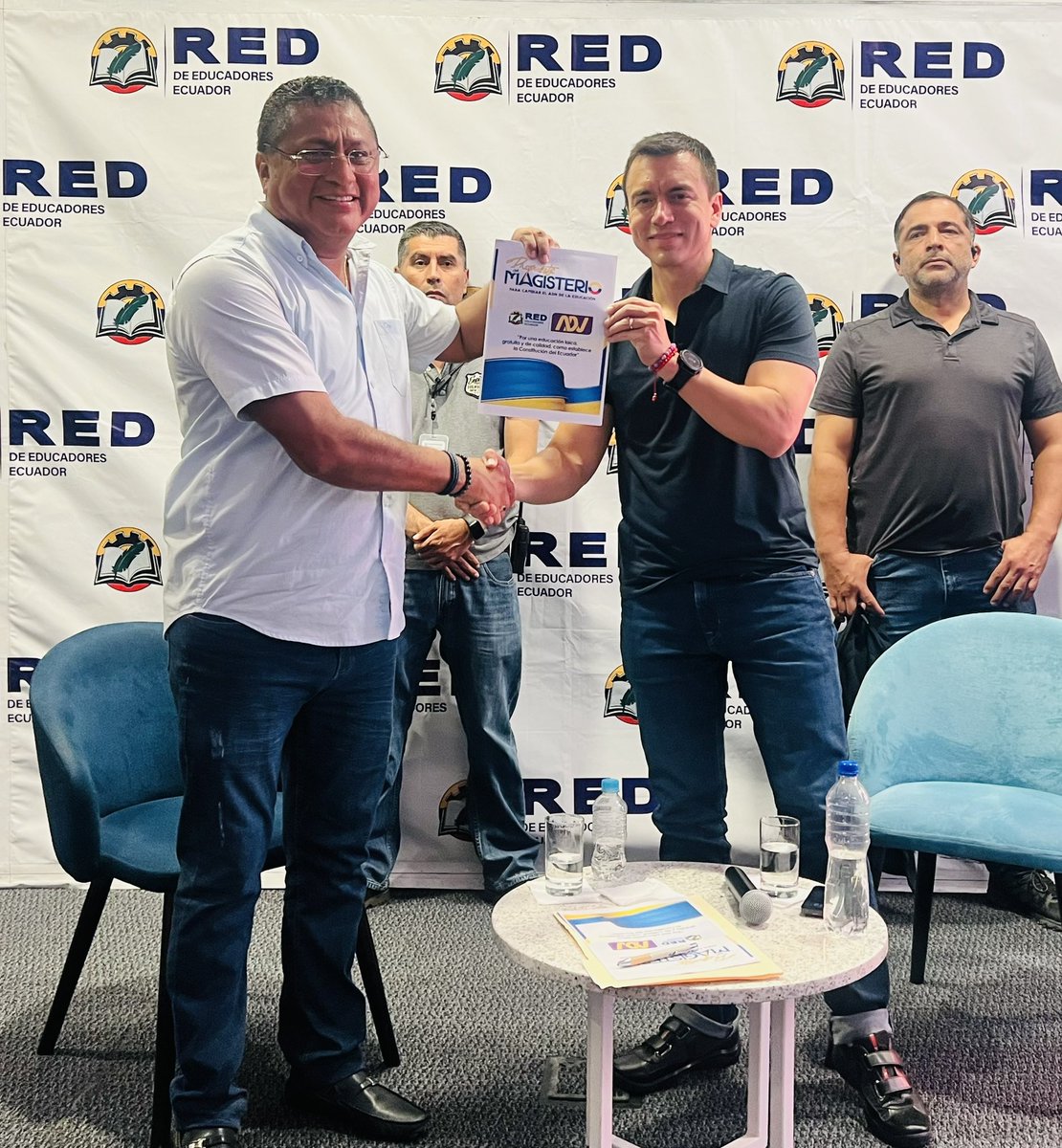 AgustinLindao's tweet photo. Felicidades al nuevo Presidente del Ecuador @DanielNoboaOk 

Le deseo éxitos durante su Gobierno.
Agradezco la confianza depositada en la Red de Educadores del Ecuador. https://t.co/crXiH2hggj