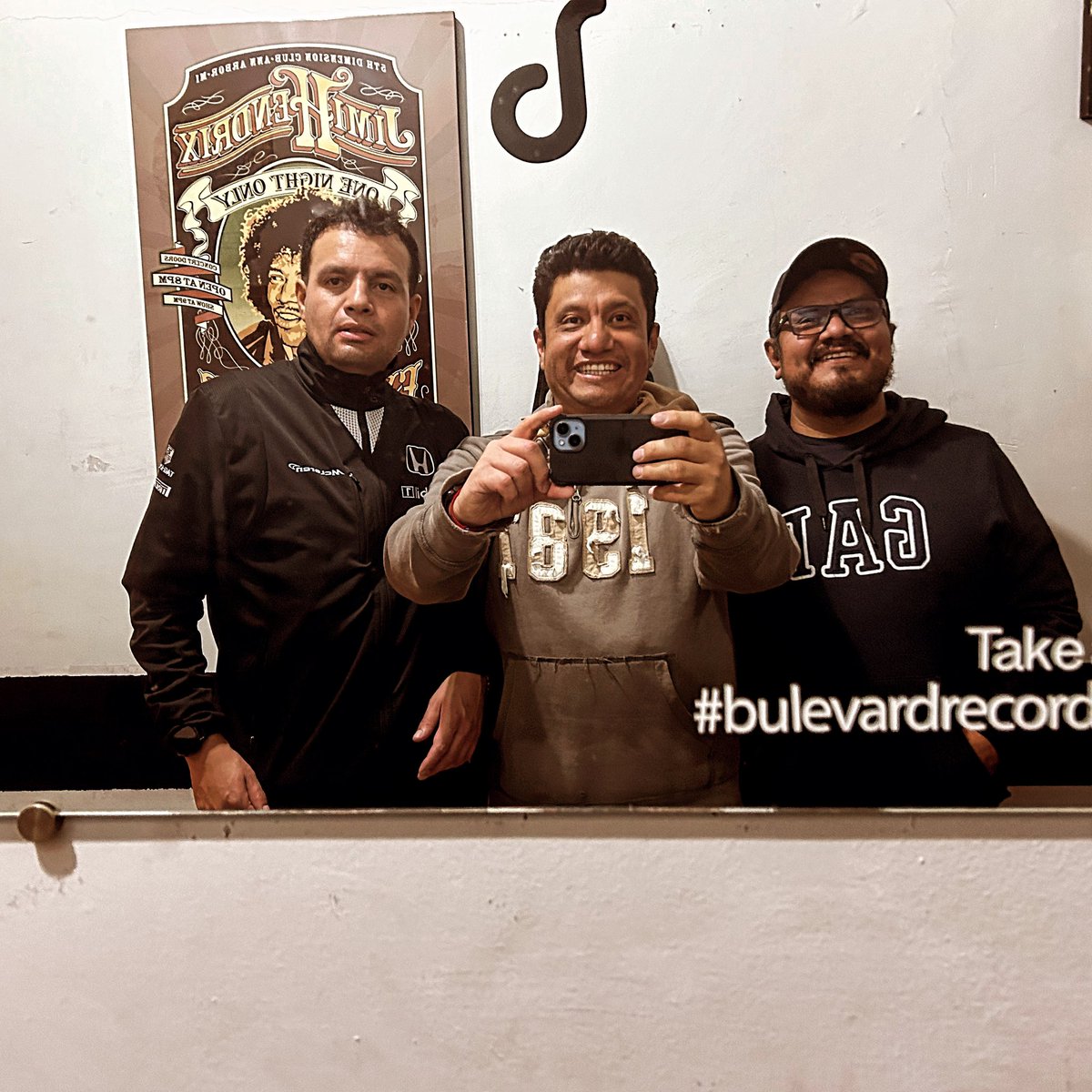 thekrasnys's tweet photo. ¡Ya listos para nuestro evento el 28 de octubre! #vectorrojo #mrkrasnyy #rock #rockmexicano #fyp #fypシ #pearljam #grunge  #valiantpub #cdmx #centrohistorico #bulevardrecords https://t.co/gO8b4jiJGD