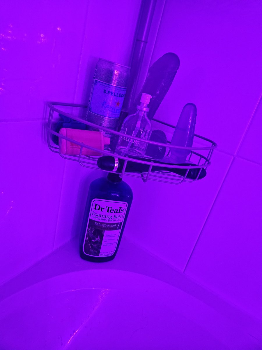 Bubble bath for me tonight. To think I'll be all alone 😔 any volunteers? 💦💋🙏😈 #playdirtywithmedaddy #bubblebath #milf #sinfulsunday #swigers #hotwife